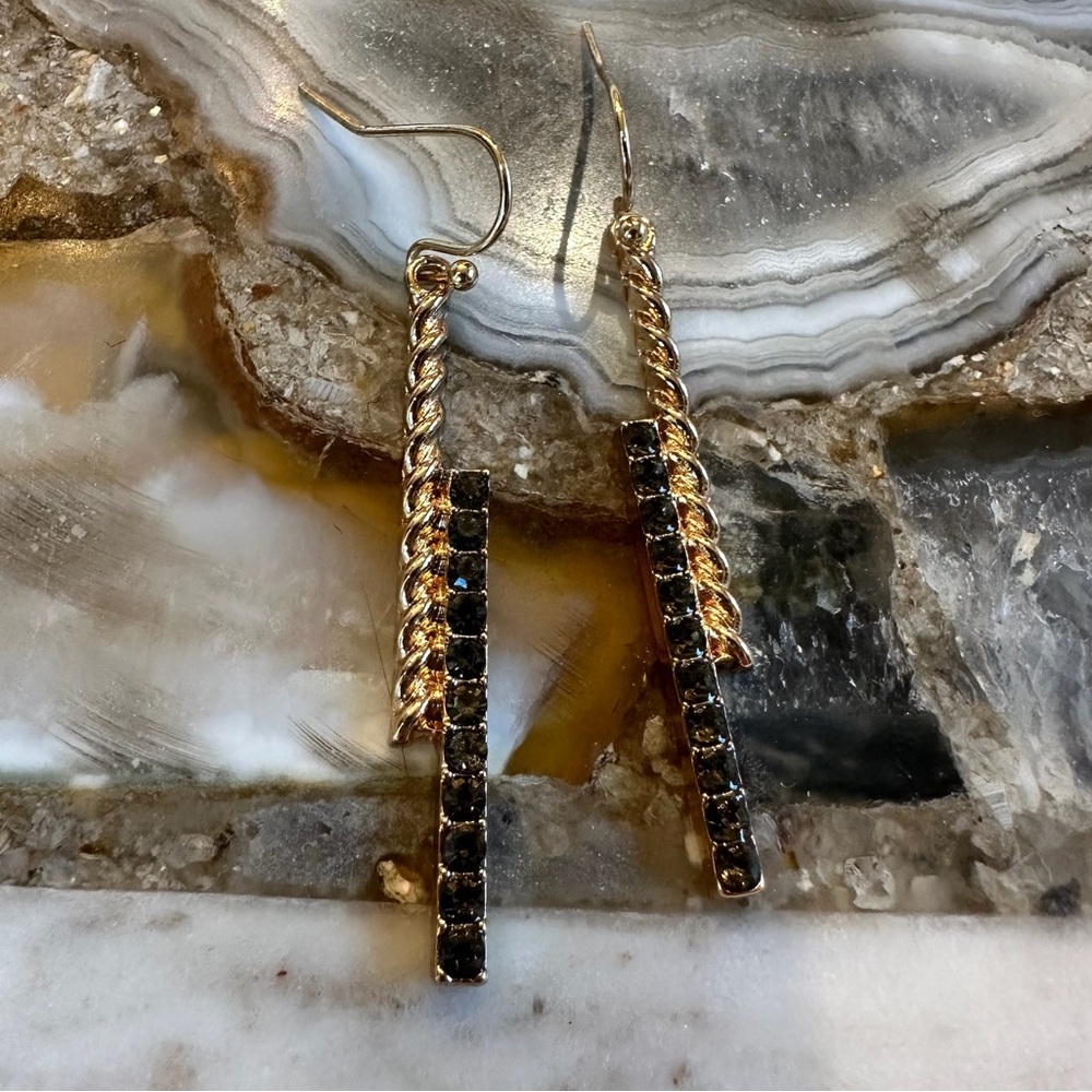 3002 Twisted Gold and Black Stone Earrings